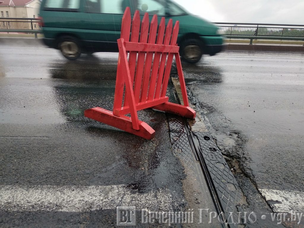 На старом мосту в Гродно перегородили полполосы — деформационный шов разрушился  на глазах — Вечерний Гродно