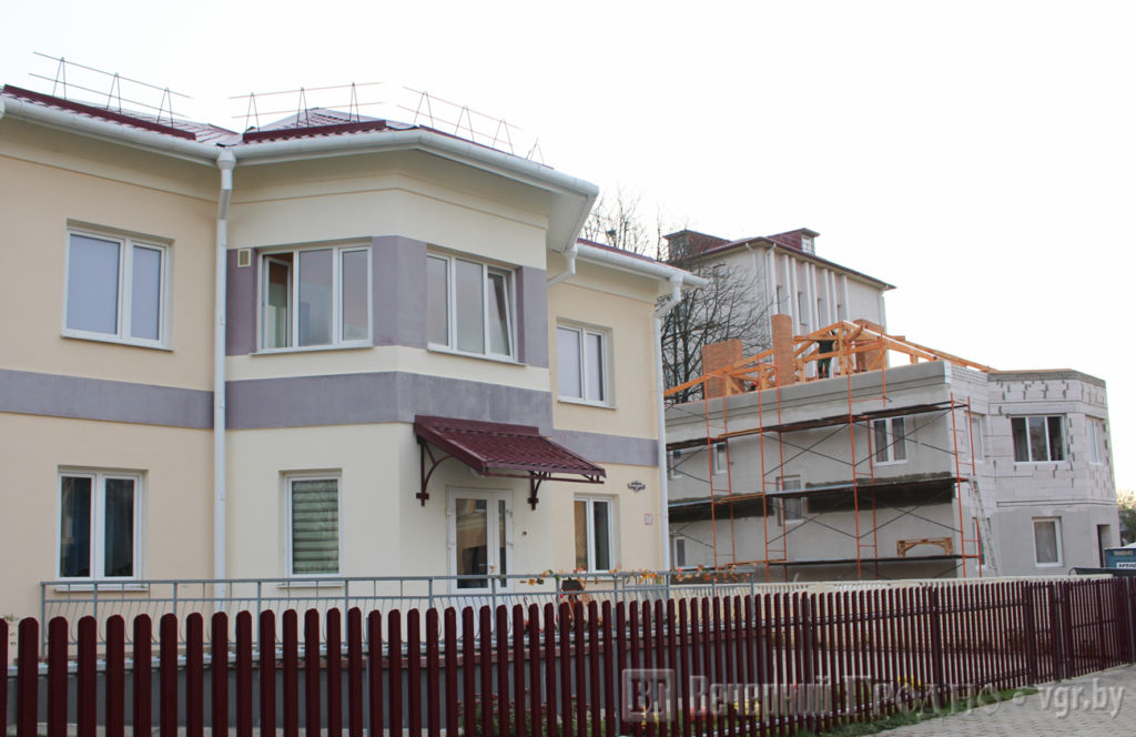 Детская фотосессия на улице. По дороге в детский сад. Активная родительница. Дети улицы. Ответственность родителей.