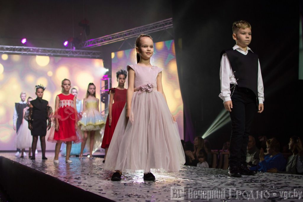 Modnye Provokacii Rycarskie Dospehi I Defile Pod Muzyku Cheslava Nemena Chem Udivilo Grodnofashionshow Novosti Novosti I Sobytiya Grodno Vechernij Grodno