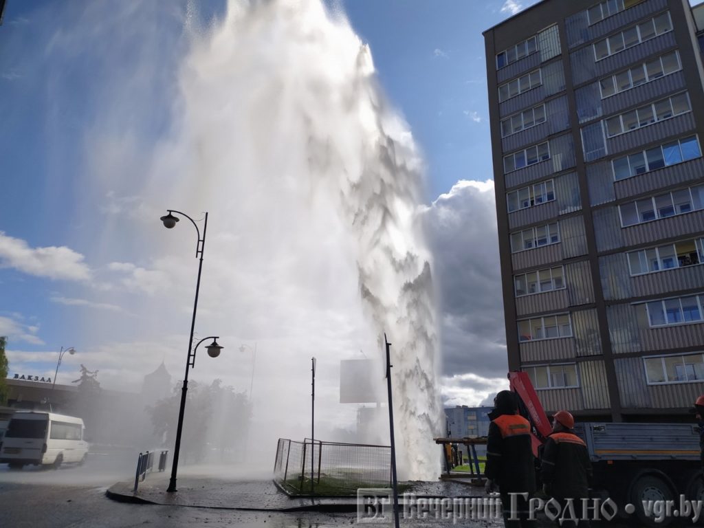 На Ожешко в районе зоопарка прорвало трубу — высота «фонтана» доходила до 5  этажа. Аварию устранили — Вечерний Гродно