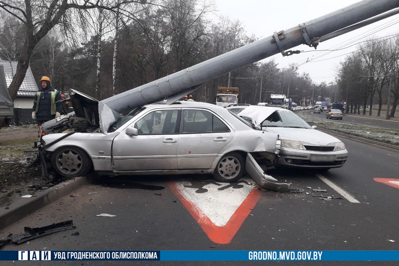 В Гродно женщина на «Мерседесе» сбила фонарь — он ей «отомстил» и упал  прямо на машину — Вечерний Гродно