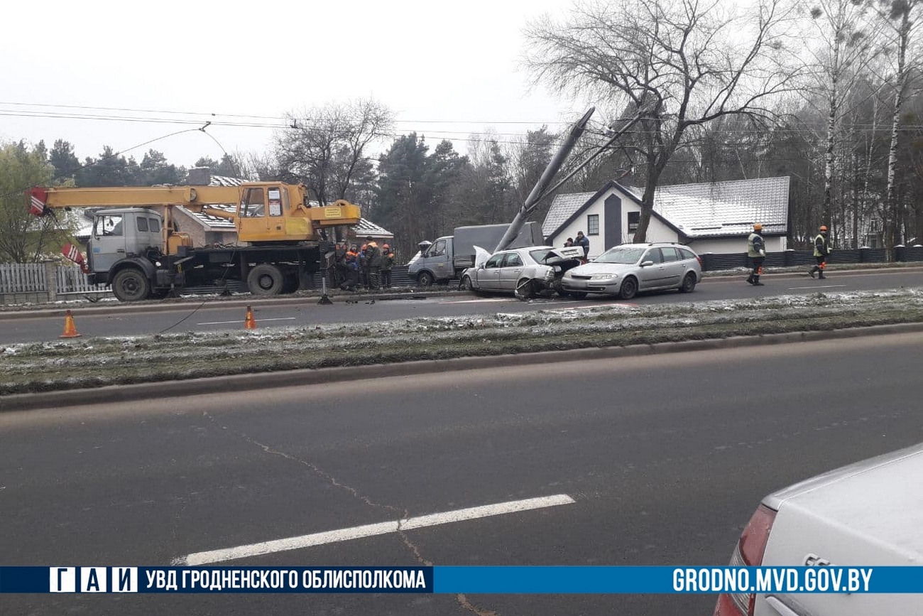 В Гродно женщина на «Мерседесе» сбила фонарь — он ей «отомстил» и упал  прямо на машину — Вечерний Гродно