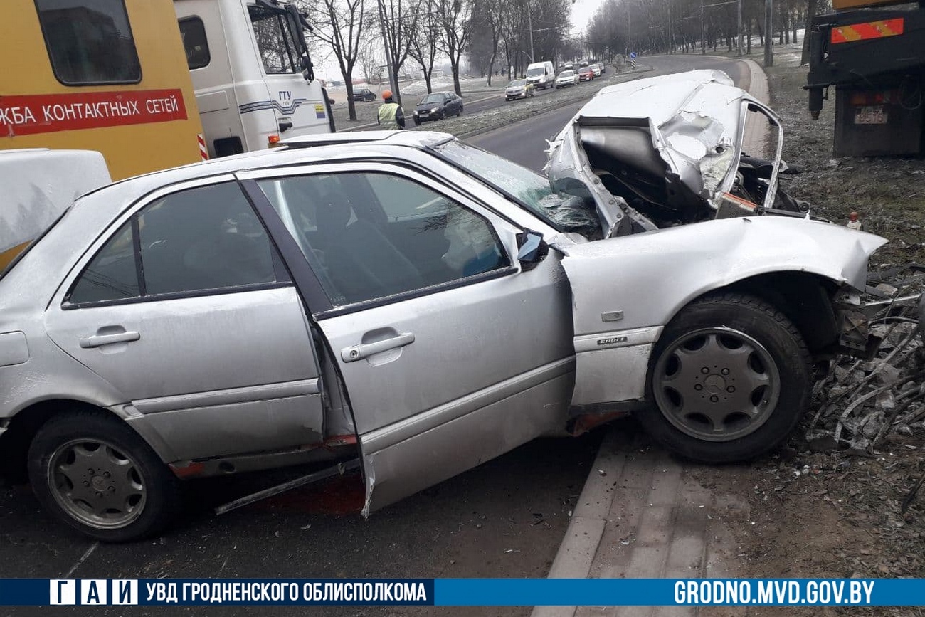 В Гродно женщина на «Мерседесе» сбила фонарь — он ей «отомстил» и упал  прямо на машину — Вечерний Гродно