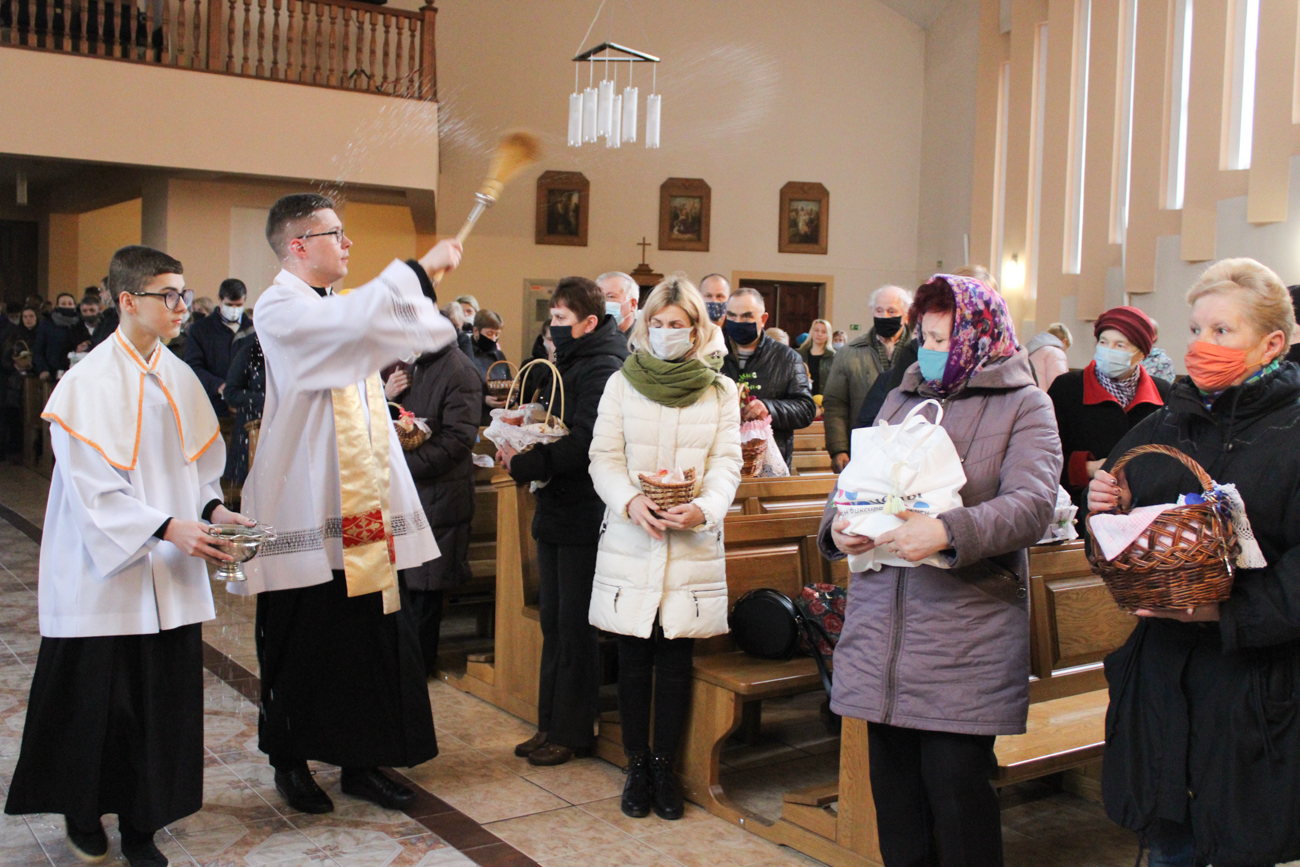 Гродненский бай. Католики в Гродно. Католик бай Гродненская диоцезия. Поклоенние в церкви концерт. Католик бу Гродненская дьяцезия.