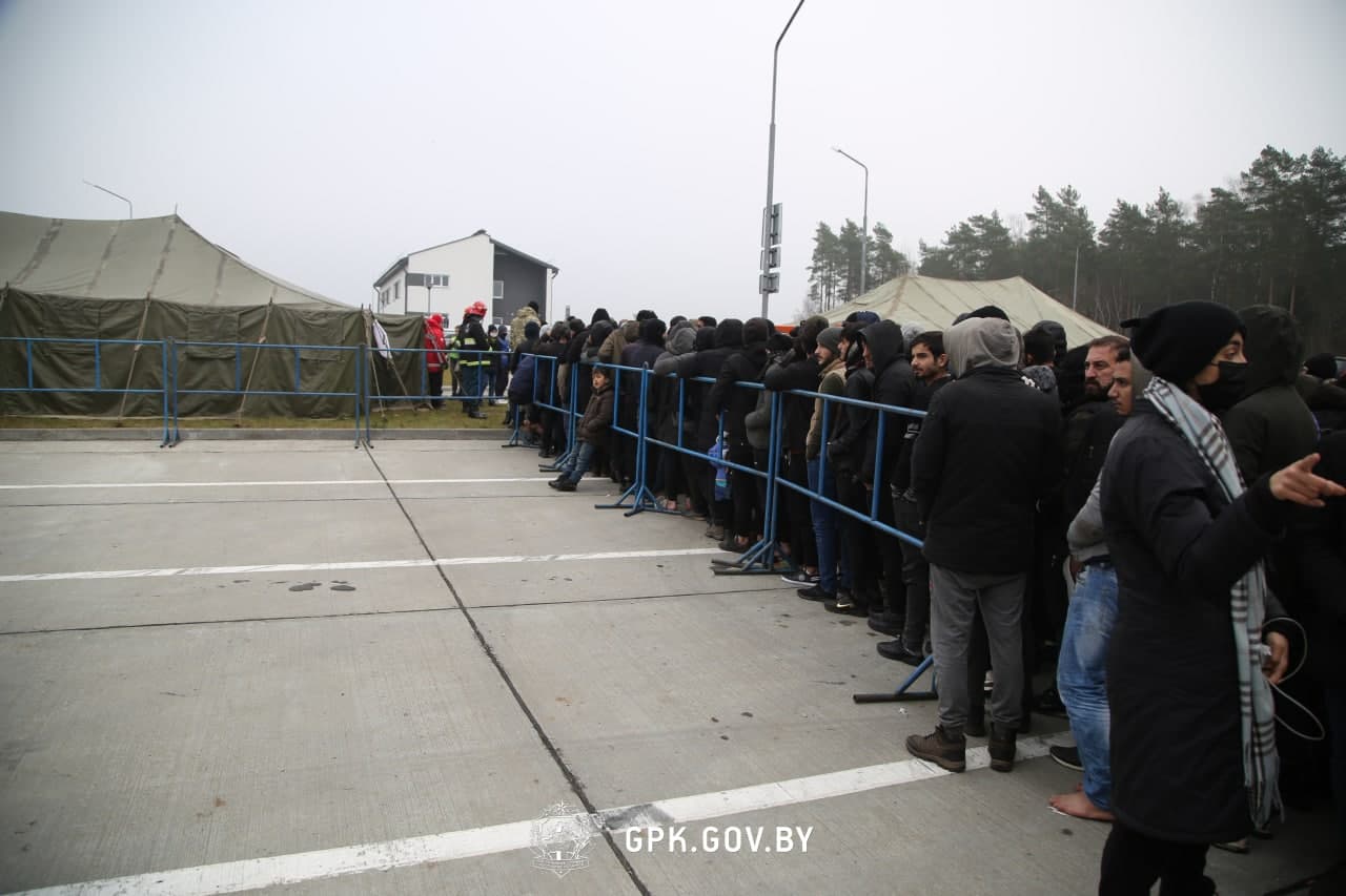 Границы белоруссии сегодня новости последние. Пункт пропуска. Мигранты на польско белорусской границе. Иракские беженцы на границе с Белоруссией. Гродно граница.