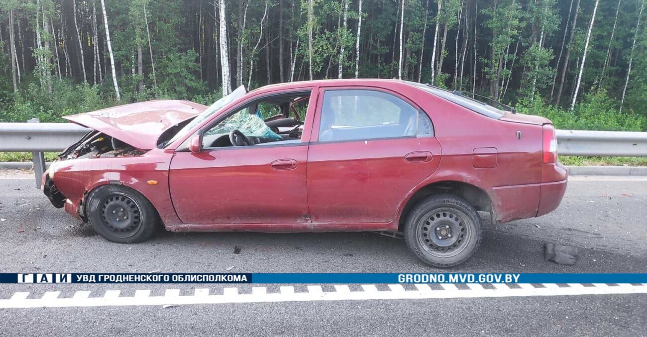 На трассе Минск — Гродно легковушка въехала в «МАЗ», а после врезалась в  ограждение — Вечерний Гродно