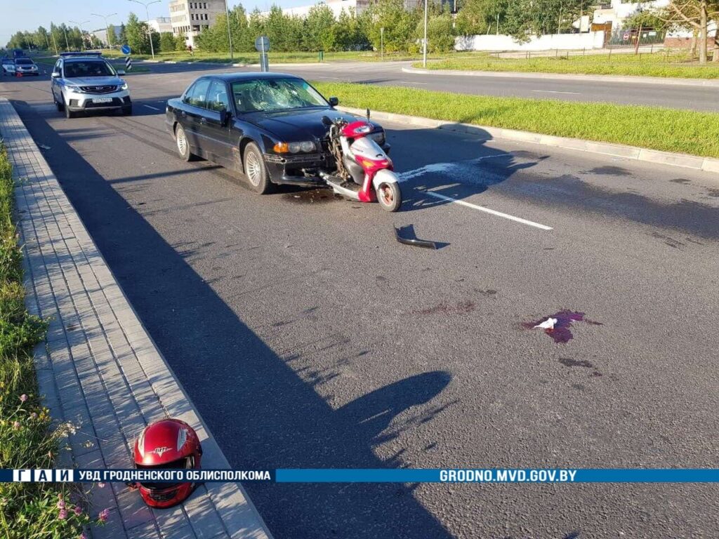 В Сморгони молодой водитель въехал в попутный скутер — двухколесный  транспорт застрял в машине — Вечерний Гродно