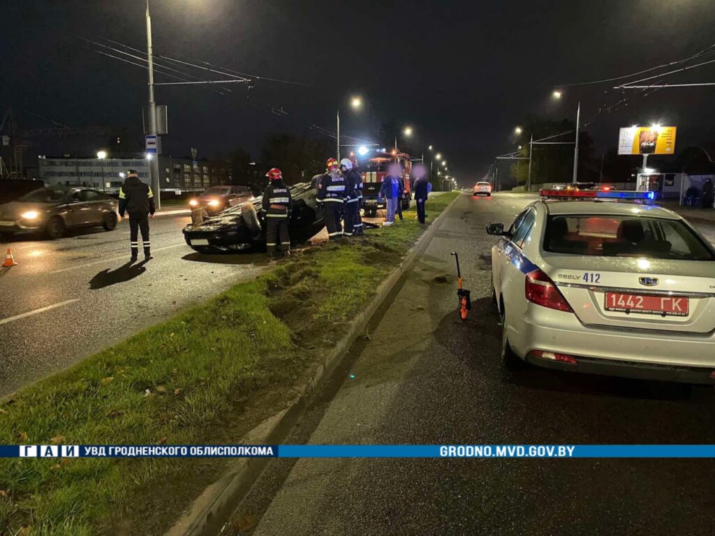 В Гродно на улице Суворова перевернулся Lexus — Вечерний Гродно