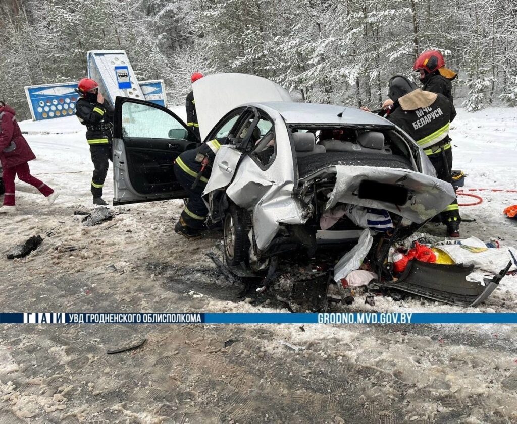 Под Слонимом произошла серьезная авария – автомобиль вынесло на встречную  полосу — Вечерний Гродно