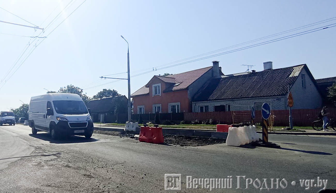 Фотофакт. В Гродно на оживленной улице строят островок безопасности —  Вечерний Гродно