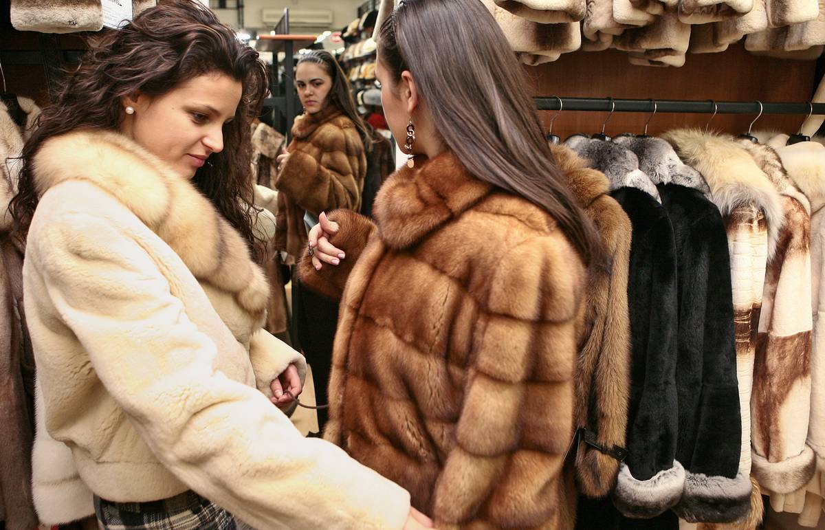 девушки выбирают норковую шубу